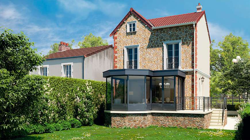 Une véranda à toiture plate