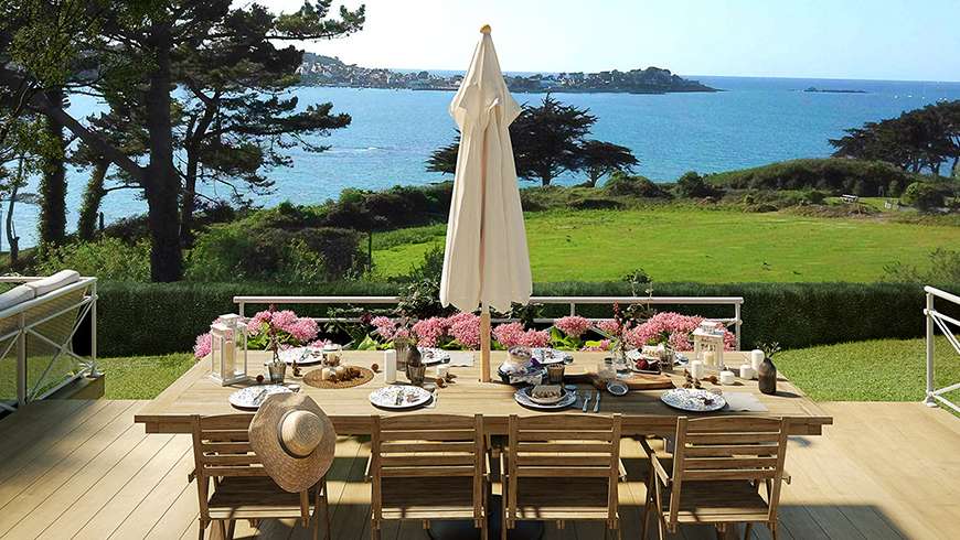 Une terrasse bois sur un terrain en pente