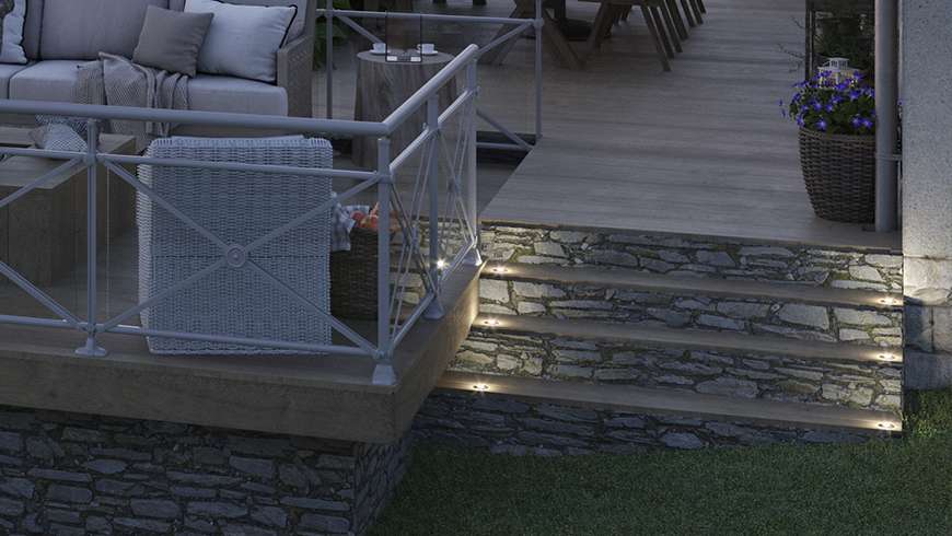 Une terrasse bois sur un terrain en pente