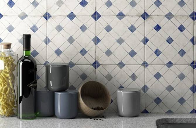 Crédence de cuisine en faïence bleue et blanche