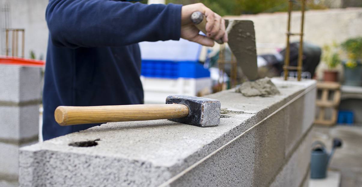 Le parpaing ou bloc de béton est un matériau très apprécié des maçons-constructeurs 