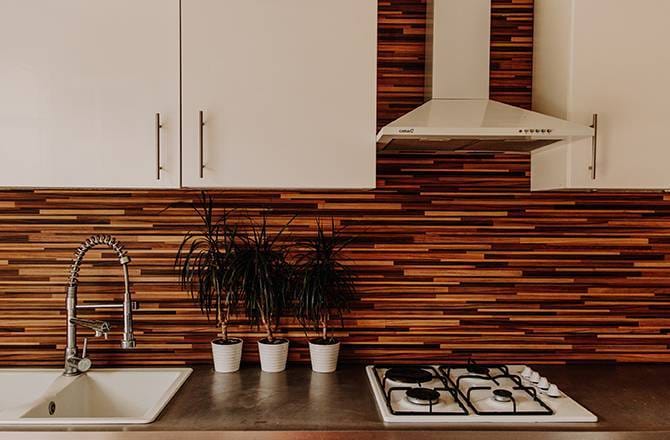 Crédence de cuisine en stratifié imitation bois