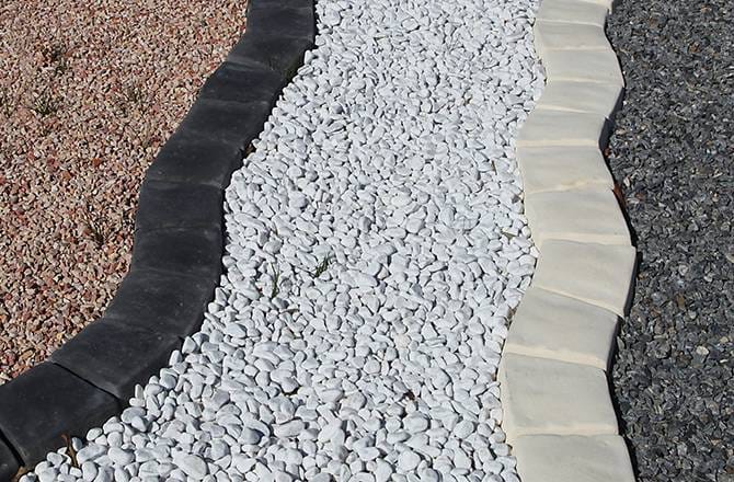 Graviers et galets : bordure décorative