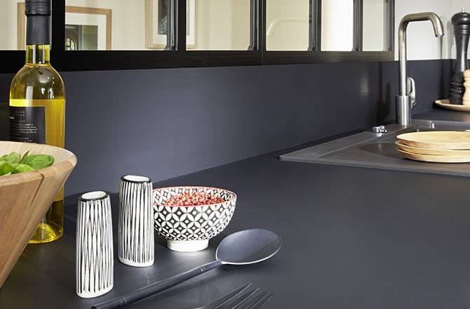 Déco cuisine : crédence et plan de travail assorti pour un total look black