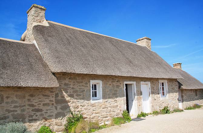La longère bretonne, granit et toit en chaume.