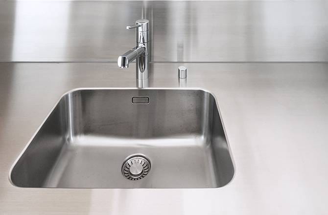 Crédence de cuisine en inox et évier intégré