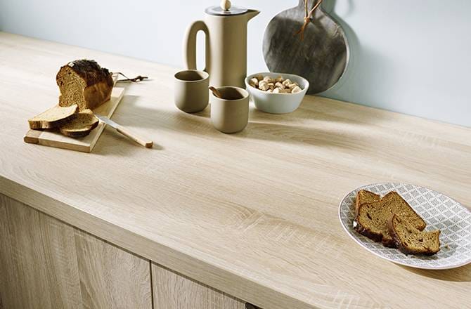 Déco cuisine : plan de travail en bois et crédence pastel, la douceur du style scandinave