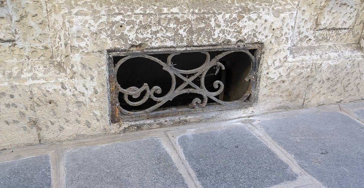 Rénovation de cave : entretenir les soupiraux.