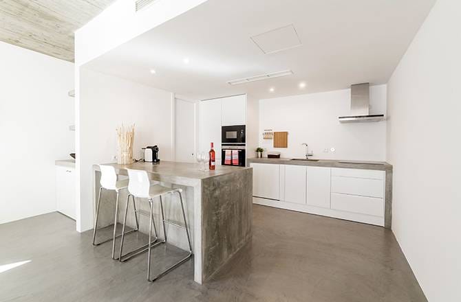 Béton ciré dans la cuisine :  élégance, résistance et modernité