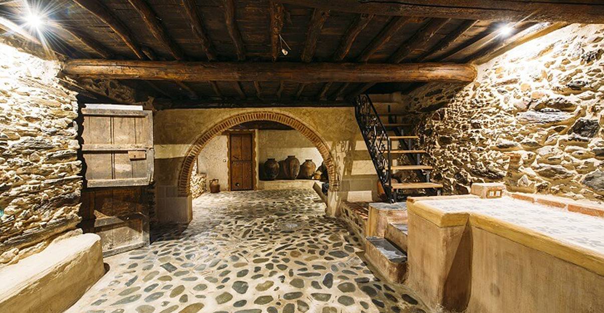 Une cave aménagée bien éclairée