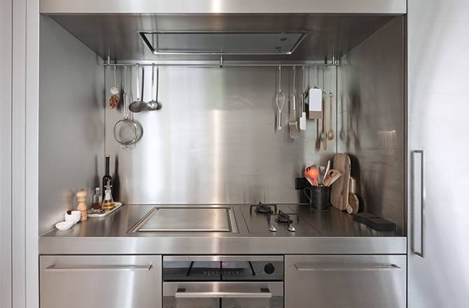 Crédence de cuisine en inox et piano de cuisine coordonné