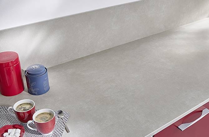 Déco cuisine : pureté des lignes avec une crédence mi-hauteur et son plan en béton ciré