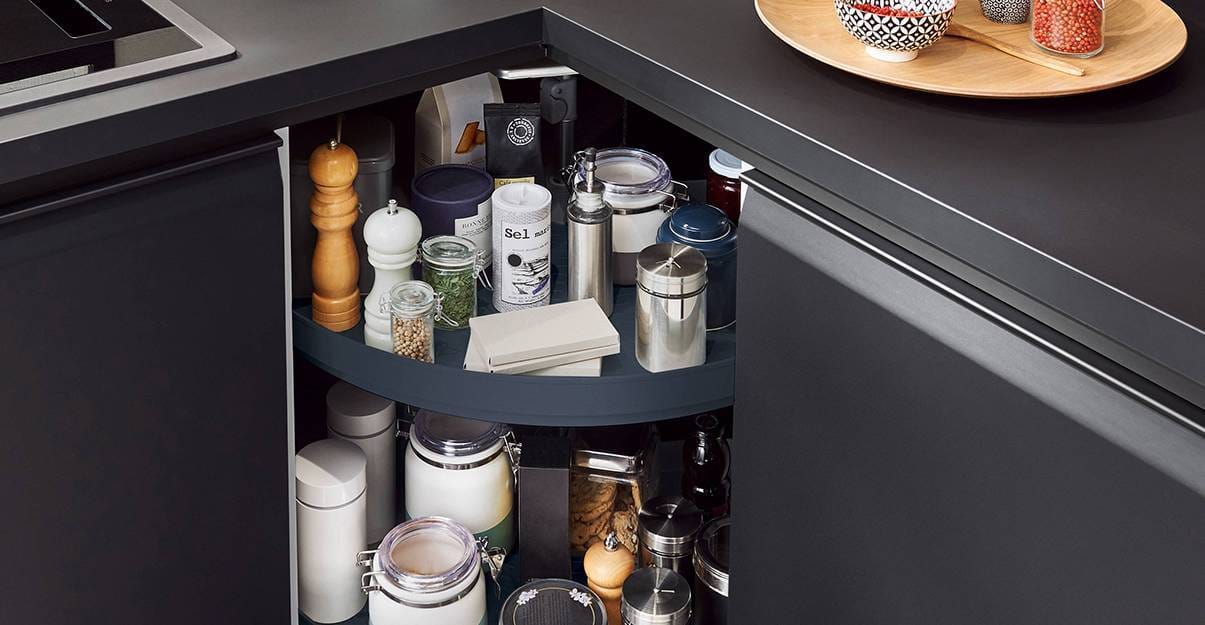 Le placard d'angle, bien pratique dans une kitchenette