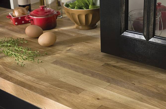 Plan de travail en bois clair