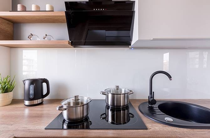 Crédence de cuisine en verre laqué blanc