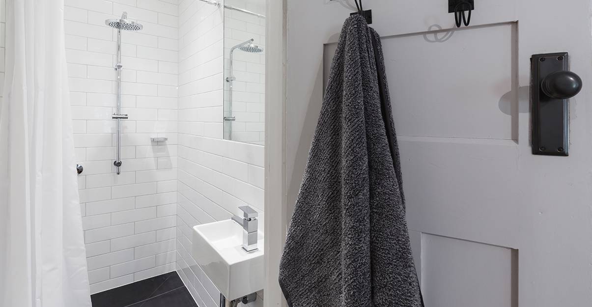 Aménager un petit appartement :  augmenter l’impression de volume avec le carrelage blanc