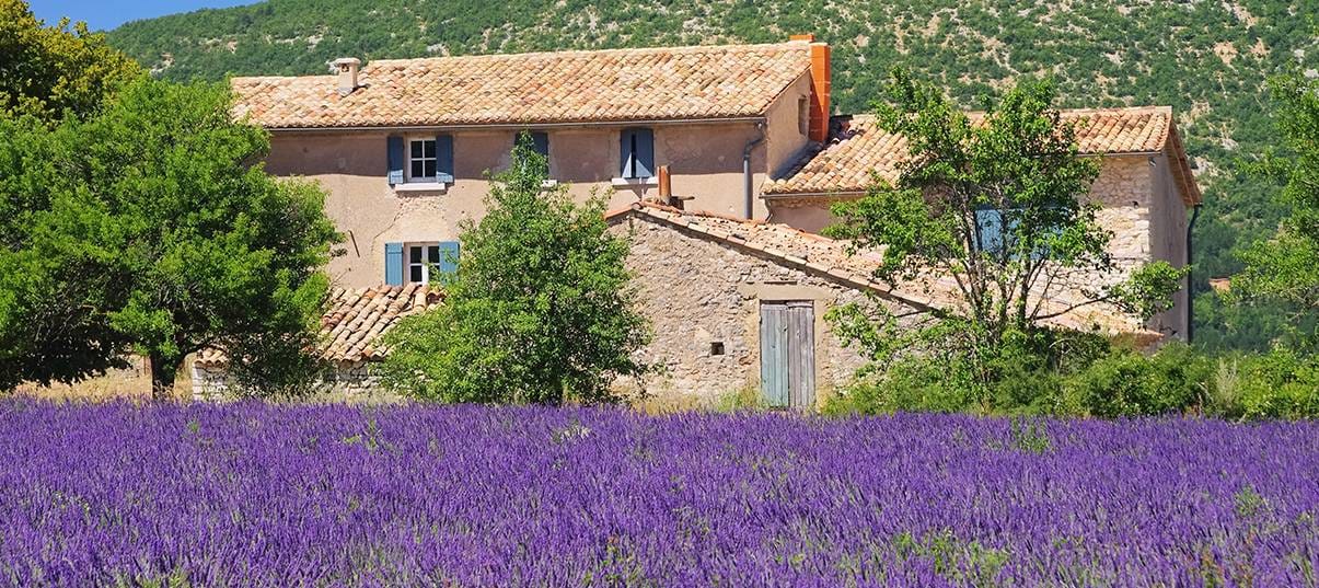 Rénover un mas provençal : profitez de l’ensoleillement pour faire des économies !  