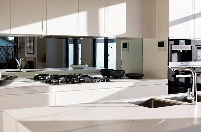 Crédence de cuisine en verre effet miroir