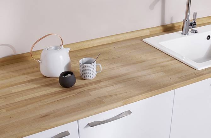 Plan de travail fin en bois clair