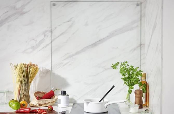 Crédence de cuisine verre en fond de hotte