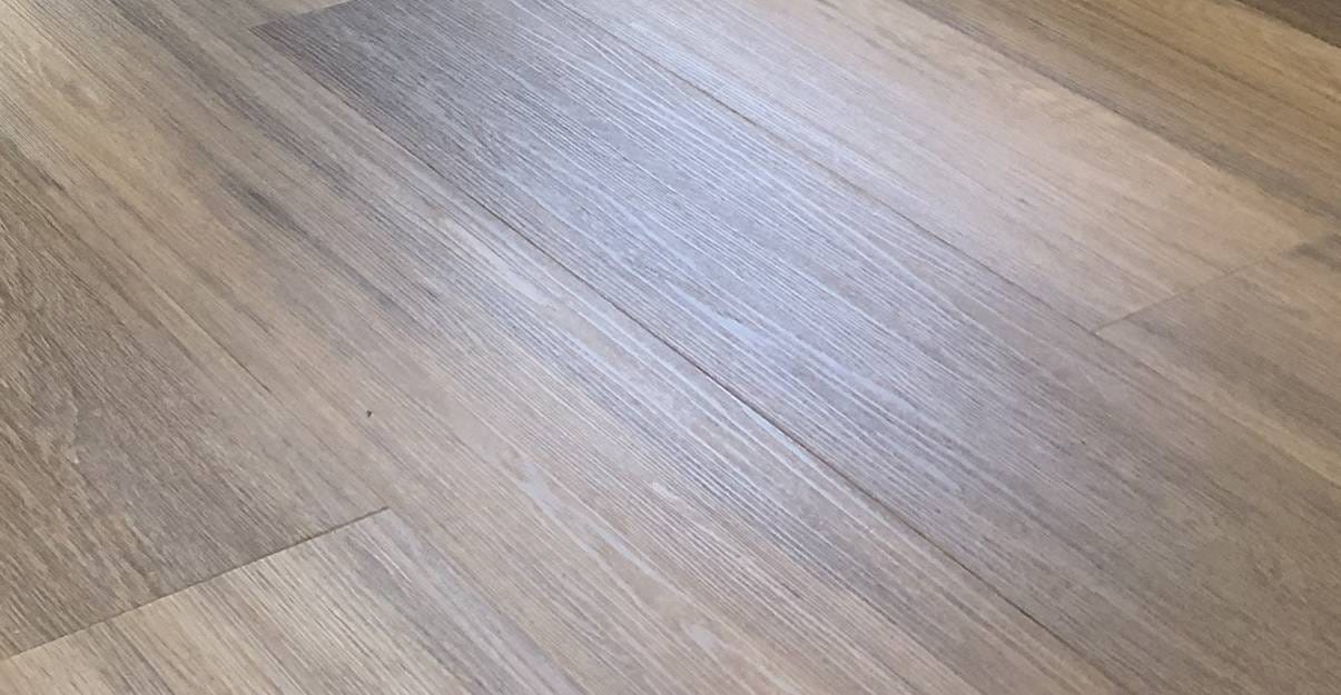 Le revêtement de sol PVC, vinyle ou stratifié pour une cuisine agréable à vivre