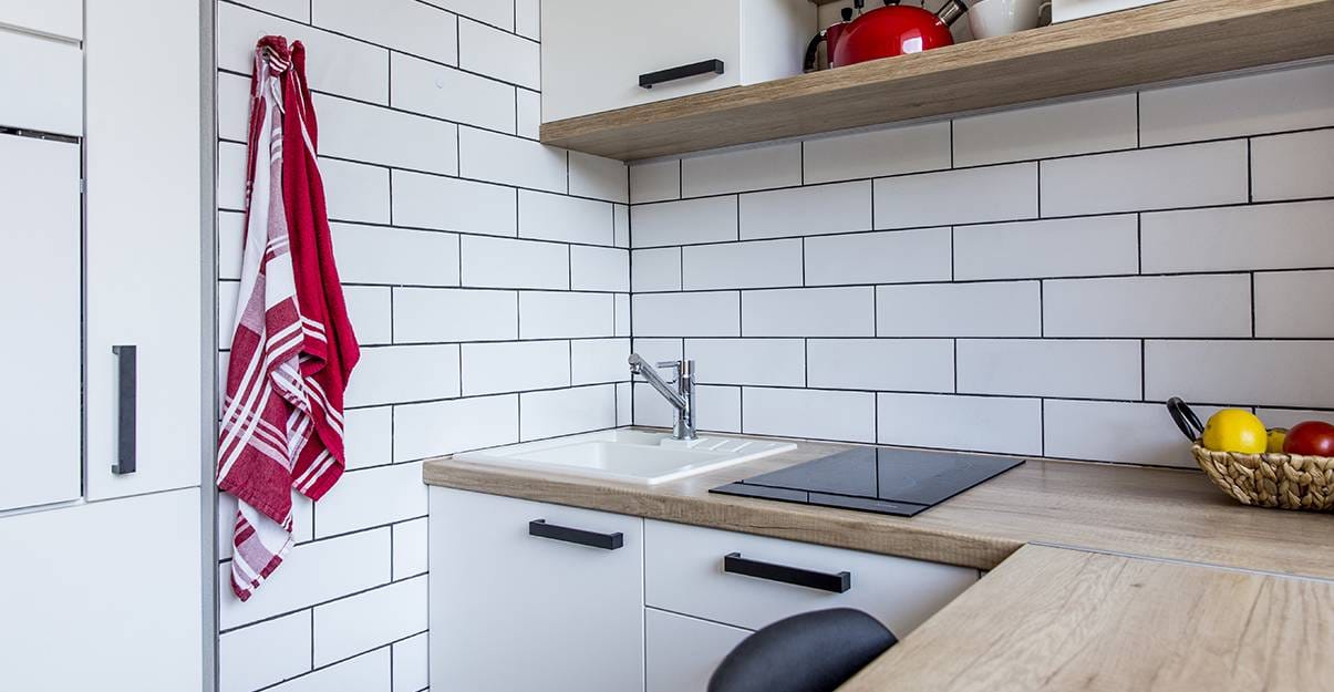 Kitchenette : privilégier les couleurs claire
