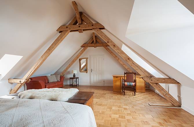Une chambre sous les combles, le charme des poutres en plus