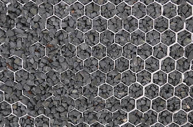 Graviers et galets : structure nid d'abeille