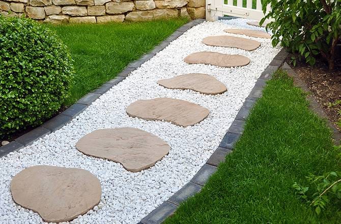 Graviers et galets : allée en gravillons et pas japonais