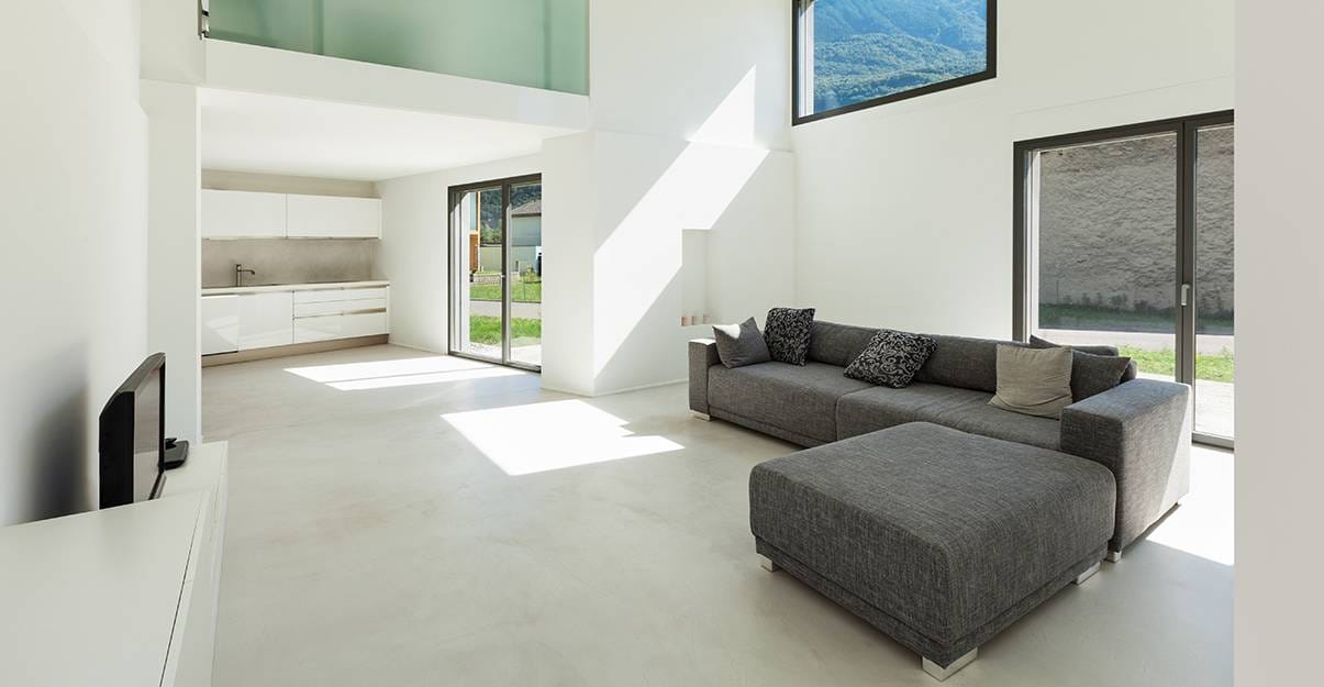 Béton ciré en continu entre la cuisine et le salon