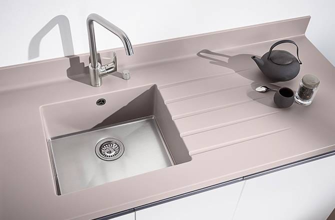 Plan de travail en résine avec égouttoire et évier intégré