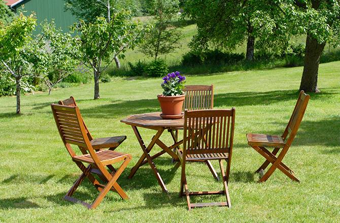 Aménagement d’un jardin et meubles en bois