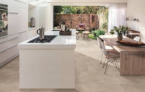 Revêtement de sol de cuisine : le carrelage en pierre naturelle