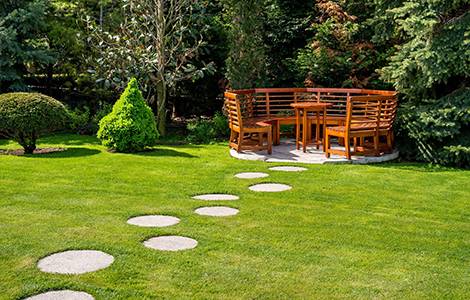 L’allée qui traverse la pelouse