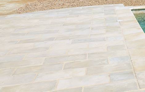 Dallage terrasse extérieure : la pose en bande