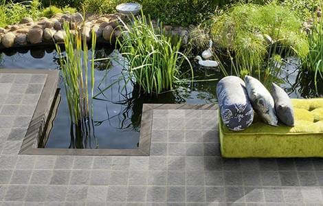 Pavé en béton moulé.