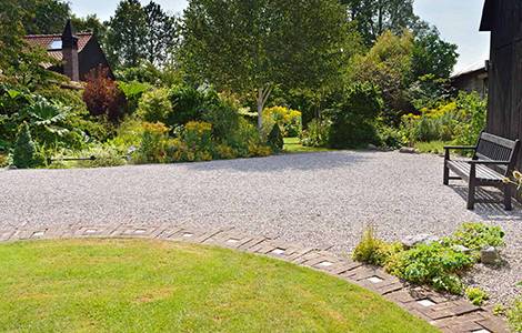 L’allée en graviers ou gravillons