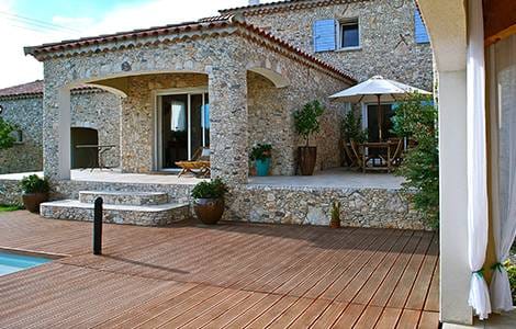 Rénover un mas provençal : la terrasse en bois