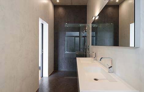 Un sol de douche à l’italienne en béton ciré pour la petite touche industrielle