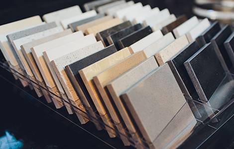 Le revêtement mural de la douche à l'italienne