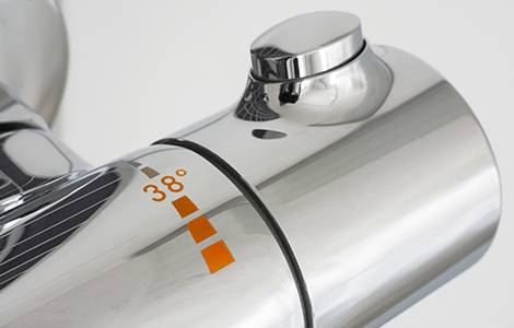 Robinet de salle de bains : le mitigeur thermostatique