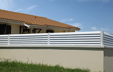 Brise vue : les clôtures à panneaux