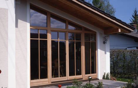 La baie vitrée en bois