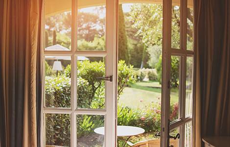 Choisir une baie vitrée :  l’ouverture battante ou « ouvrante »
