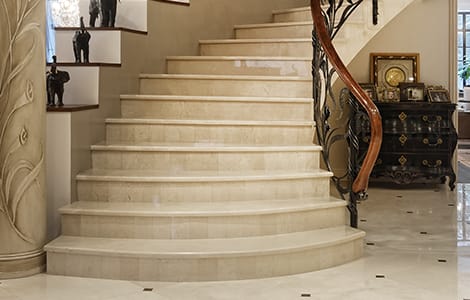 Le chic d’un escalier en pierre rénové