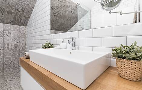 Joint de carrelage gris sur carreaux blanc