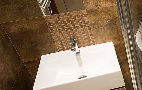 Le joint de carrelage marron