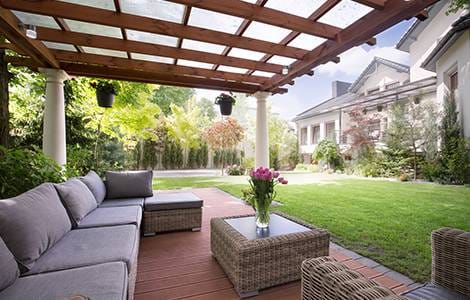 salon sous une terrasse couverte