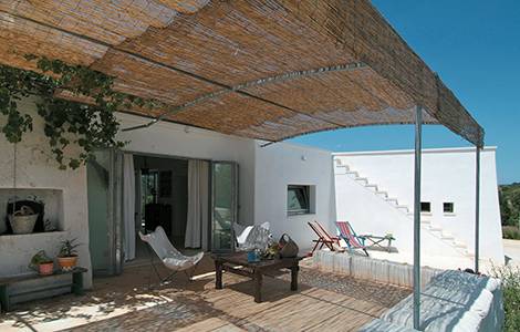Un petit coin détente sous une terrasse couverte