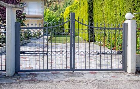 Le portail en fer forgé